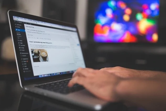 Is WordPress Good for Ecommerce? Let's Find Out! 3 Hands typing on a laptop displaying the WordPress interface.